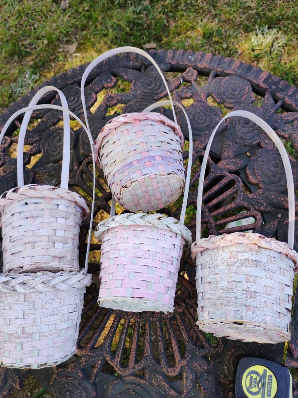 Small wicker basjets